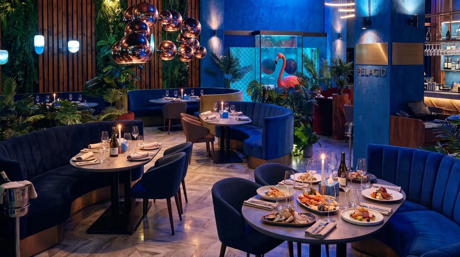 Sala restauracji Pelagio z miedzianymi lampami i akwarium